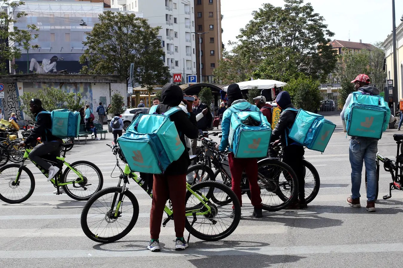 Rider, l’inchiesta si allarga: l’ombra del caporalato anche su Deliveroo