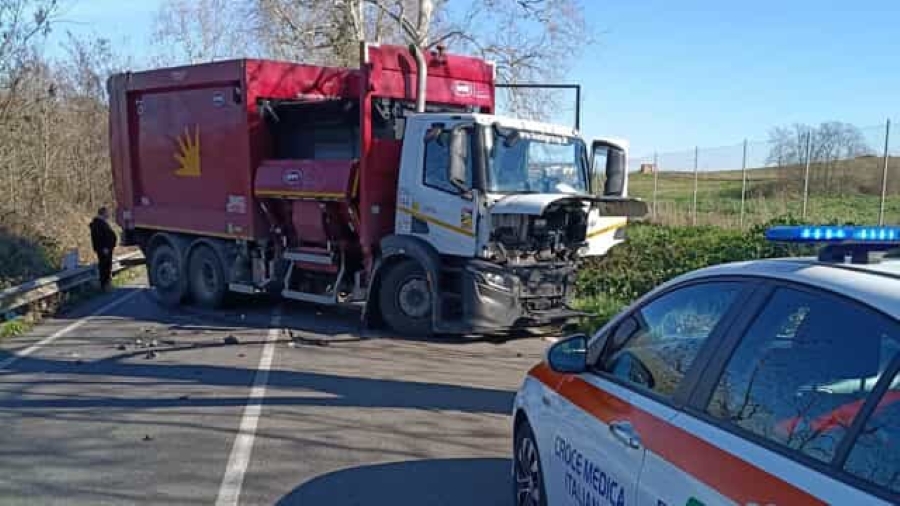 Scontro tra un camion AMA e un’auto in via Prenestina: muore una donna