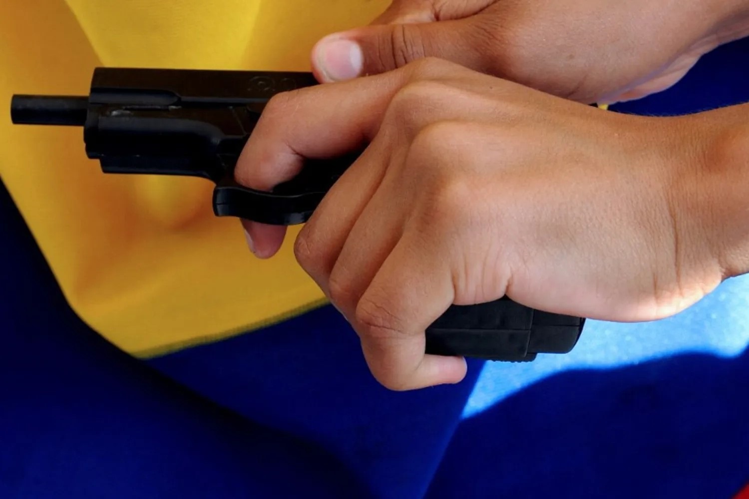 Roma, entra in classe con una pistola (finta) e minaccia di sparare a un compagno