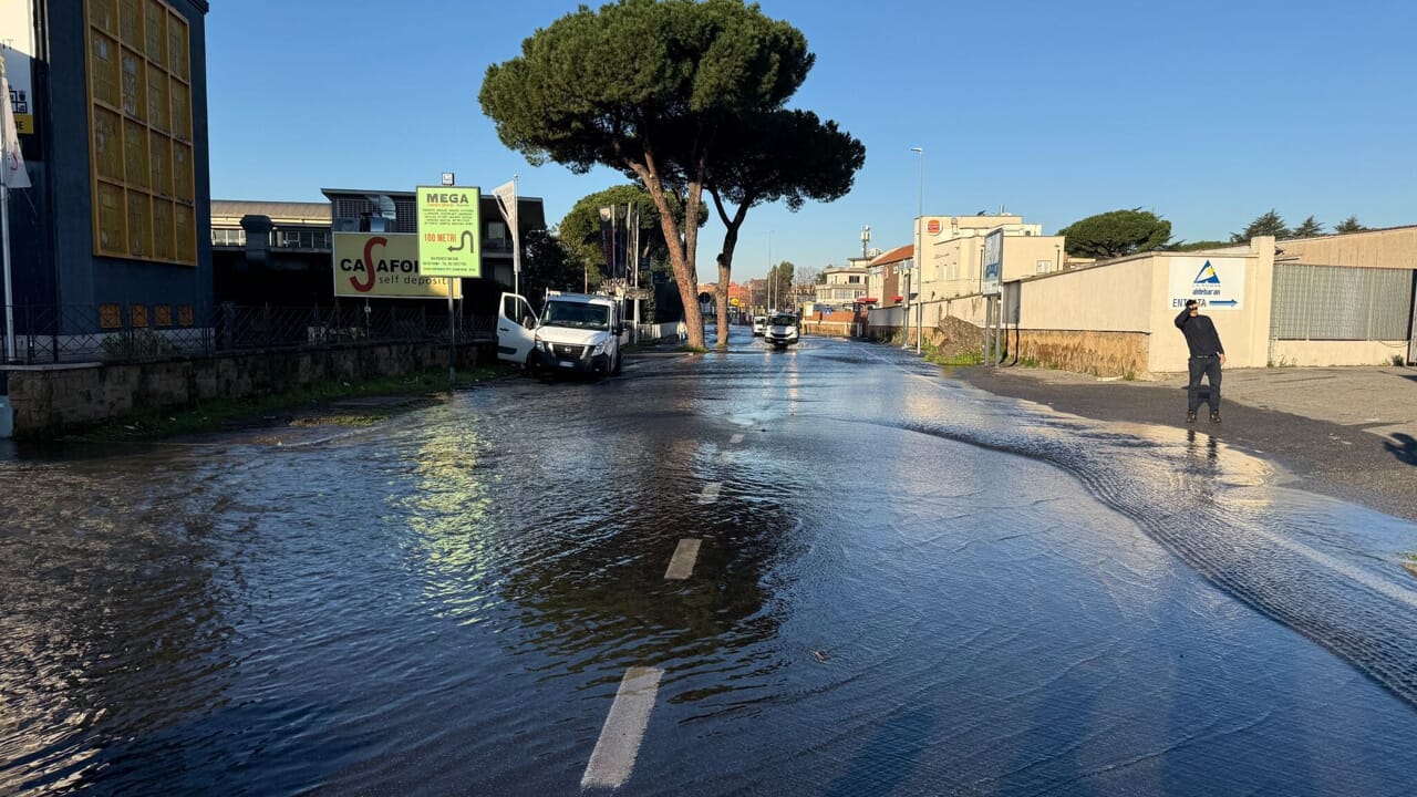 Roma Est, rotta una condotta su via Prenestina: resta l’emergenza acqua