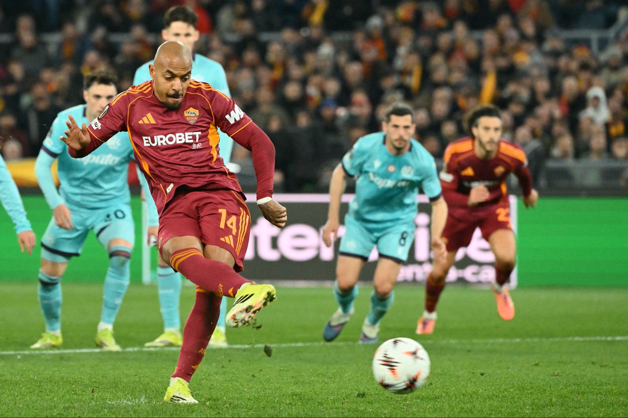 Roma, il gelo dell’Olimpico: eliminazione e contestazione della Curva Sud