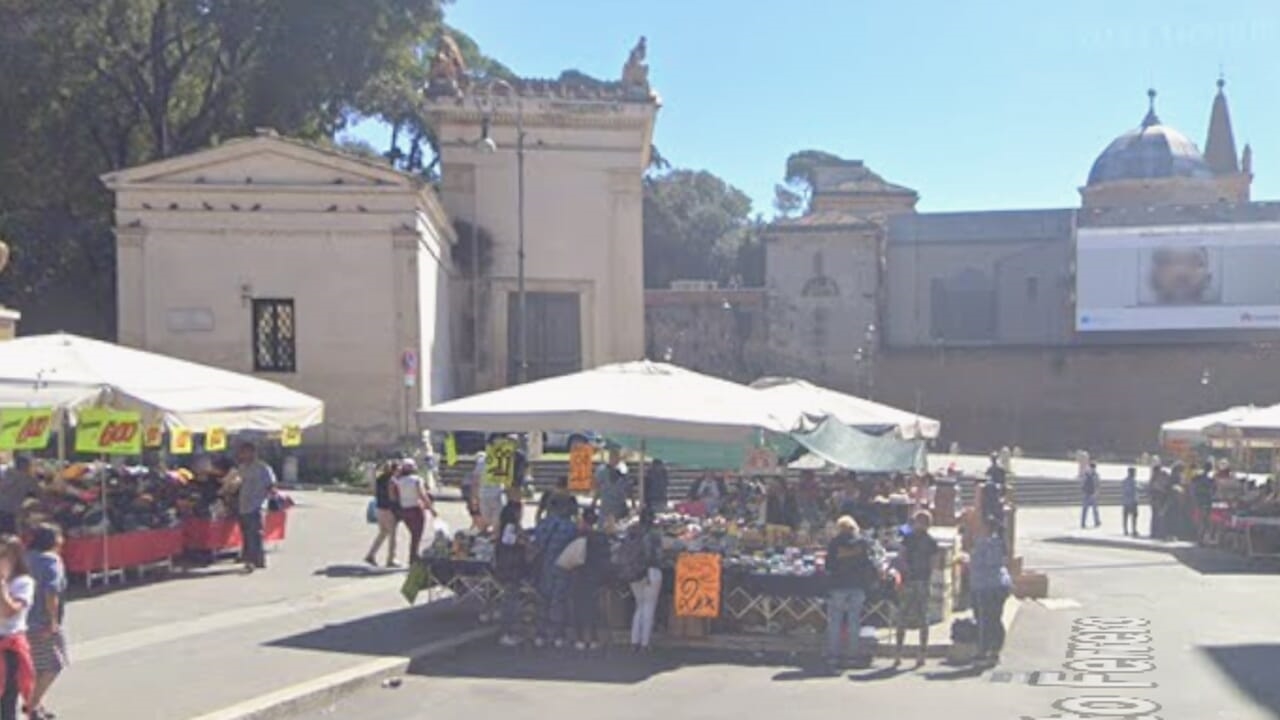 Operazione decoro: piazzale Flaminio liberato dalle bancarelle degli ambulanti