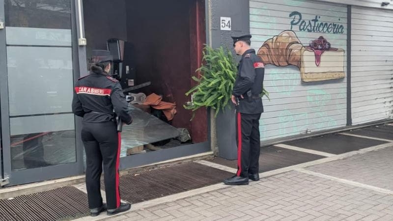 Roma, notte di paura ad Acilia: una bomba carta distrugge un bar