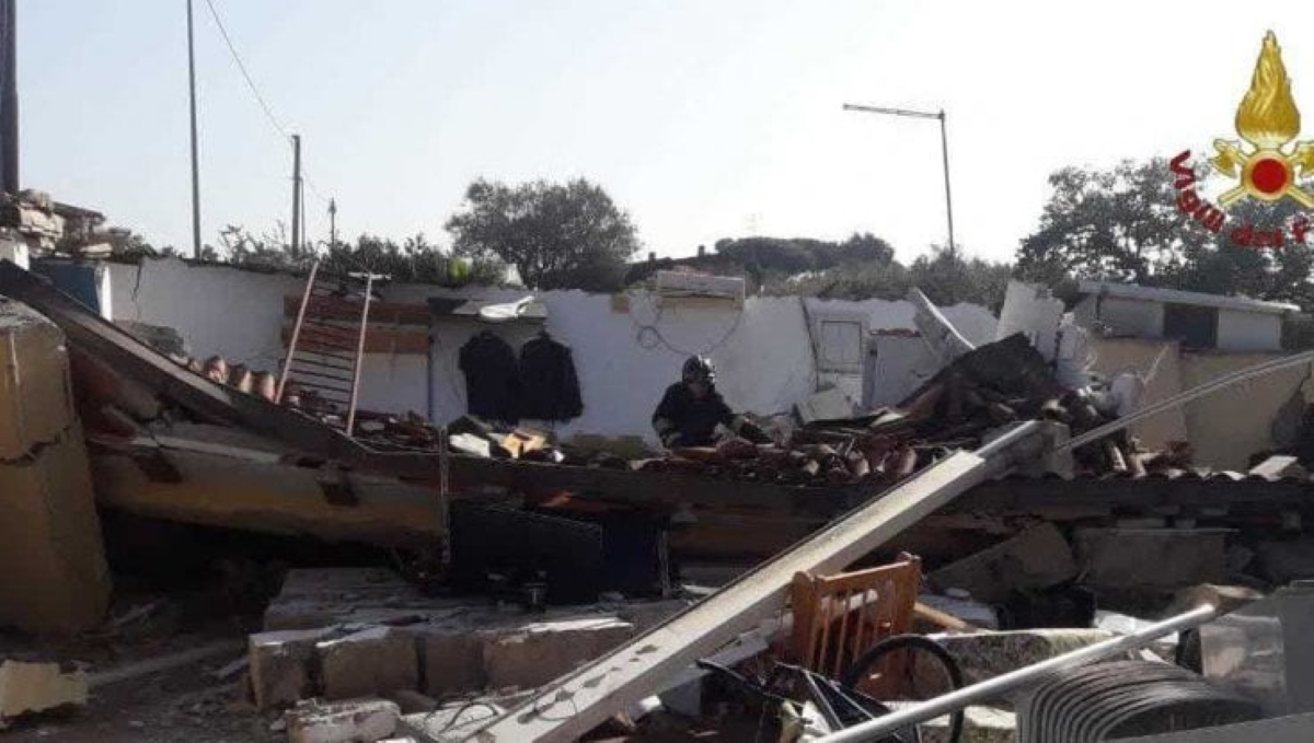 Anzio, esplosione: appartamento distrutto e una donna ferita gravemente
