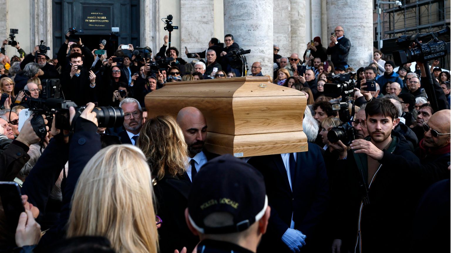 Roma, una folla commossa per l’ultimo saluto a Enrica Bonaccorti