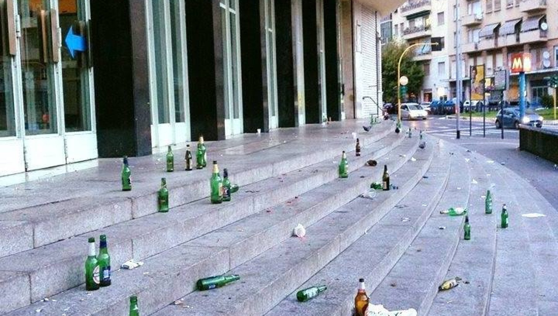 Notte folle in viale Ippocrate: rissa tra 20 giovani e una ragazza in coma etilico