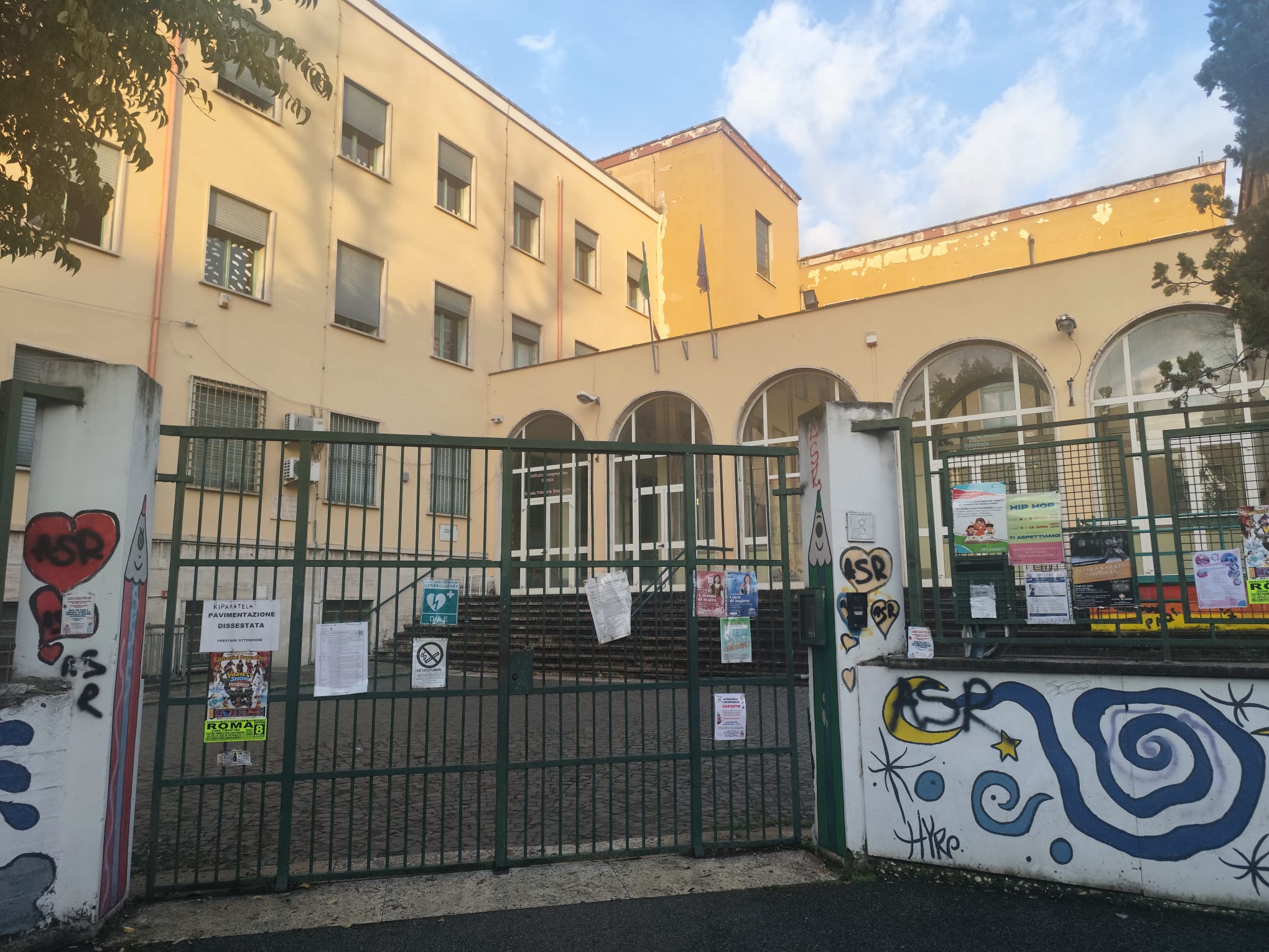 La protesta per la prolungata chiusura dell’istituto Mattarella di Casal Bertone