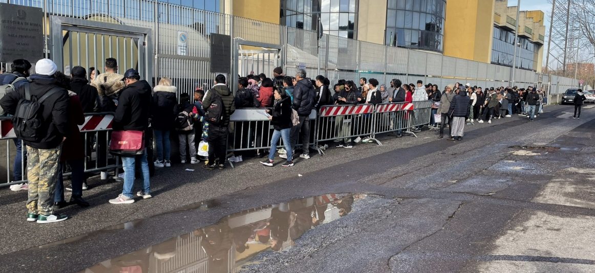 Tor Sapienza e l’odissea dei migranti, tra file interminabili e degrado