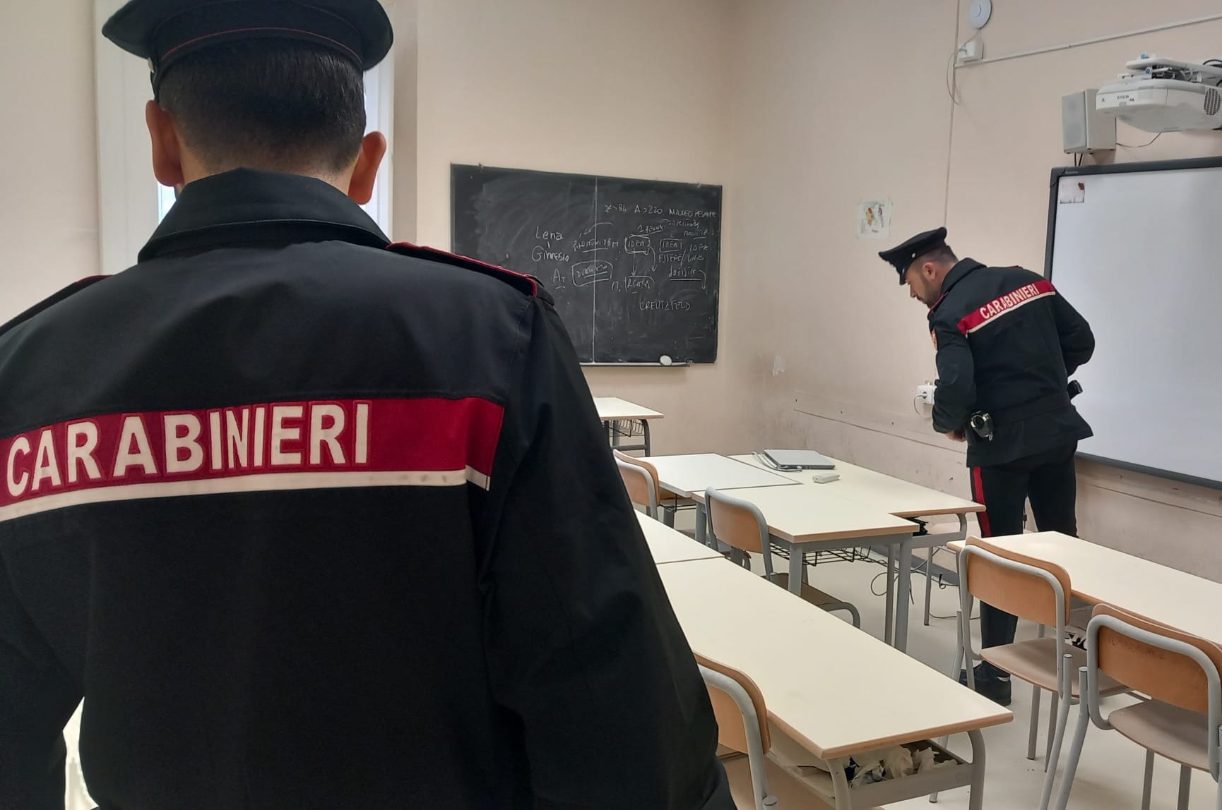 Roma, nuovo raid vandalico al liceo Righi: lezioni sospese