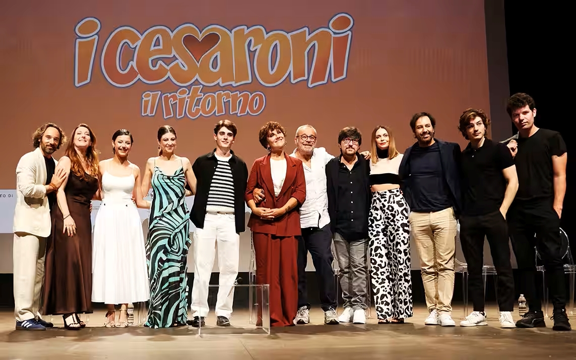 I Cesaroni tornano alla Garbatella tra nostalgia e l’omaggio a Fassari