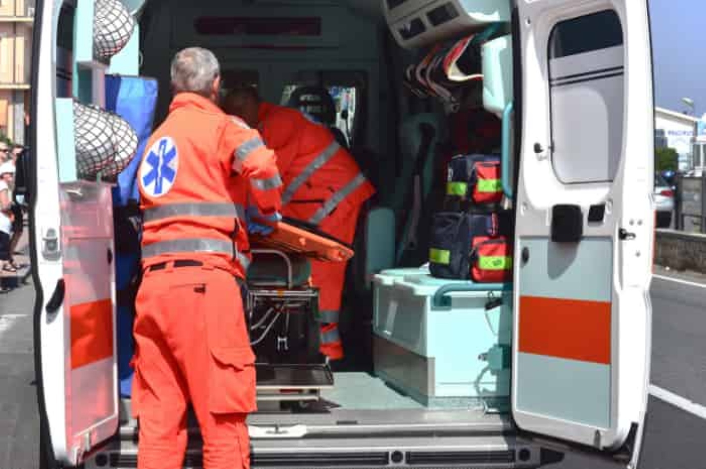 Incidente mortale in via Tuscolana: due vittime e tre feriti a Vermicino
