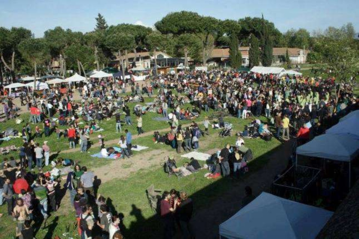 Roma, in migliaia al rave party non autorizzato al Parco degli Acquedotti