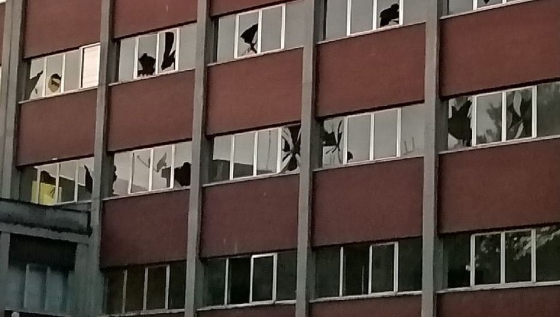 Roma, assalto all’Arangio Ruiz: vetrate distrutte dai vandali