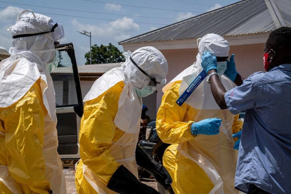 Epidemia di Ebola, rientra a Roma per la quarantena un chirurgo italiano