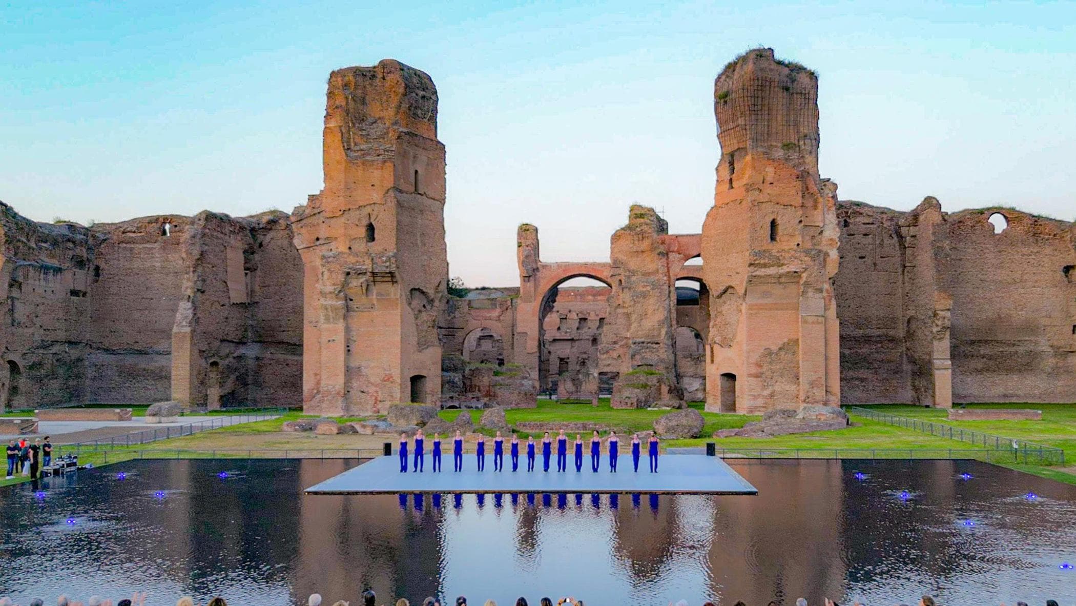 Alle Terme di Caracalla spettacoli e coreografie sullo specchio d’acqua