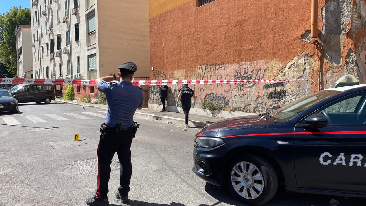 Roma Quarticciolo, duplice agguato a colpi di pistola: feriti 2 pusher