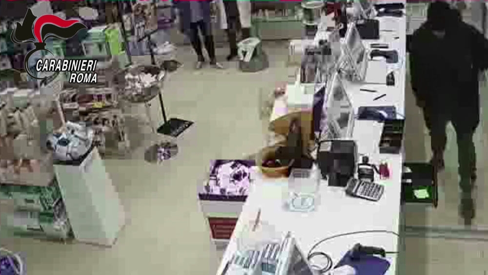 Centocelle, rapina a mano armata in una farmacia. Indagini in corso