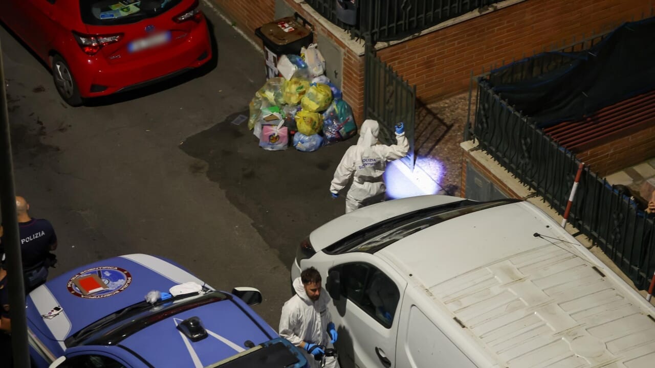 Roma: famiglia massacrata a coltellate in casa, è caccia al killer