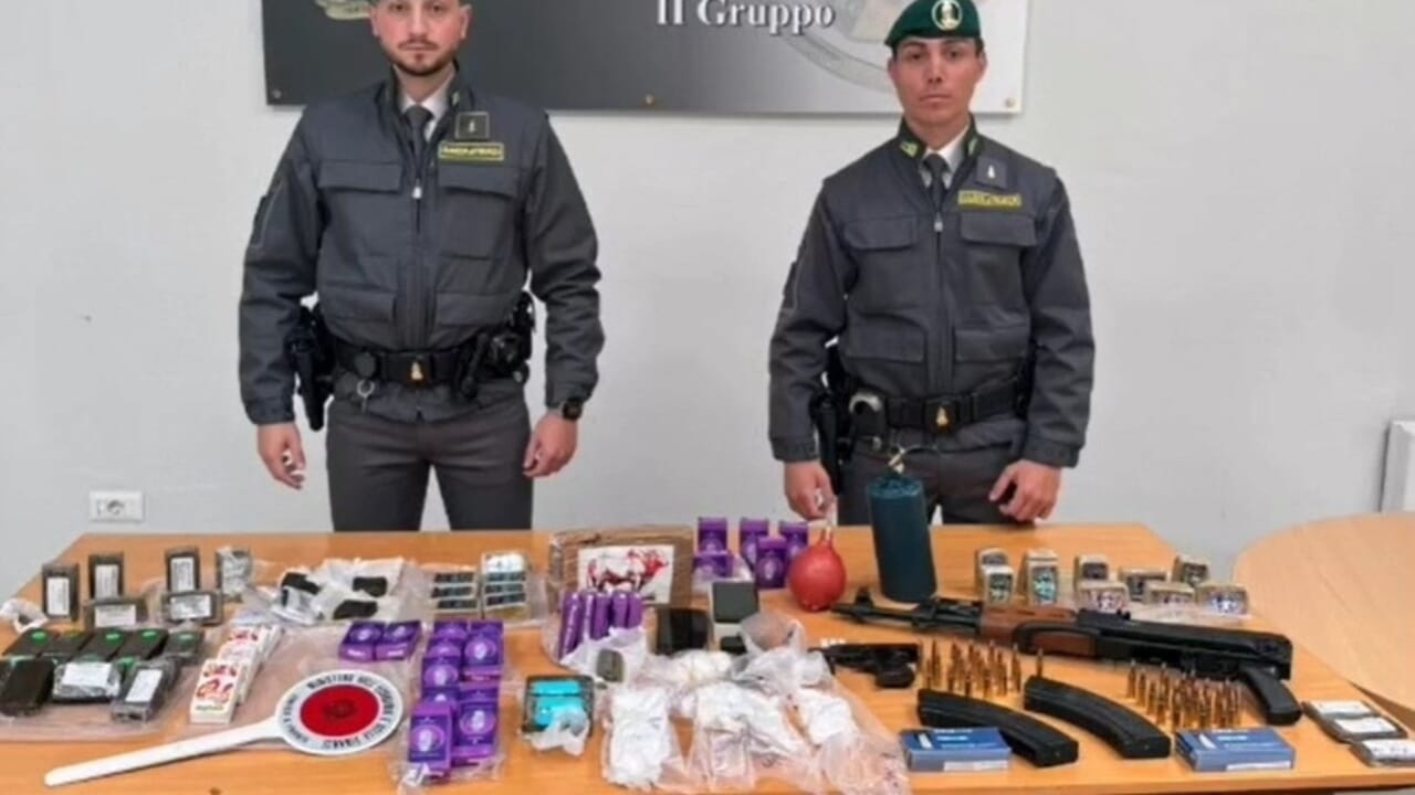Ostia, in un garage scoperti 8 kg di droga, esplosivi e un Kalashnikov