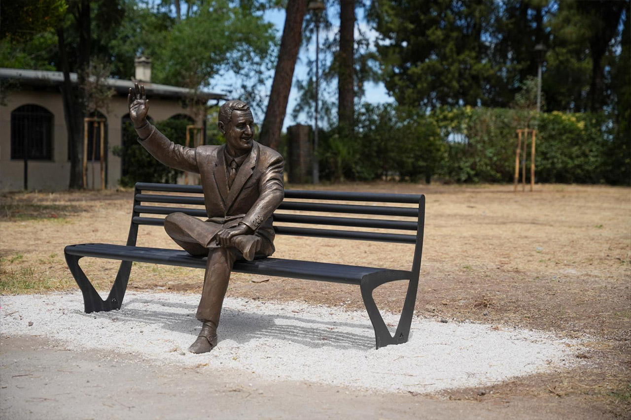 Roma celebra Alberto Sordi: inaugurata la statua a Villa De Sanctis