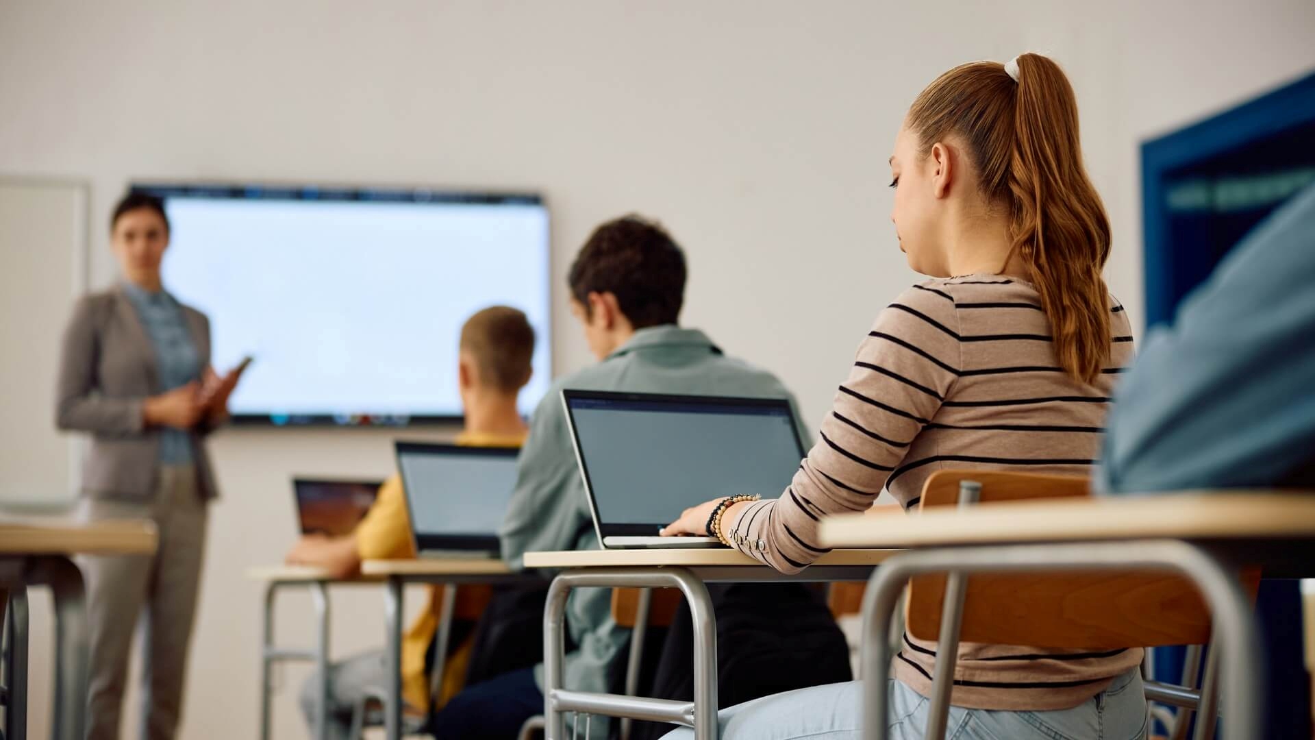 Scuola in Italia, aumentati gli investimenti, cala la dispersione