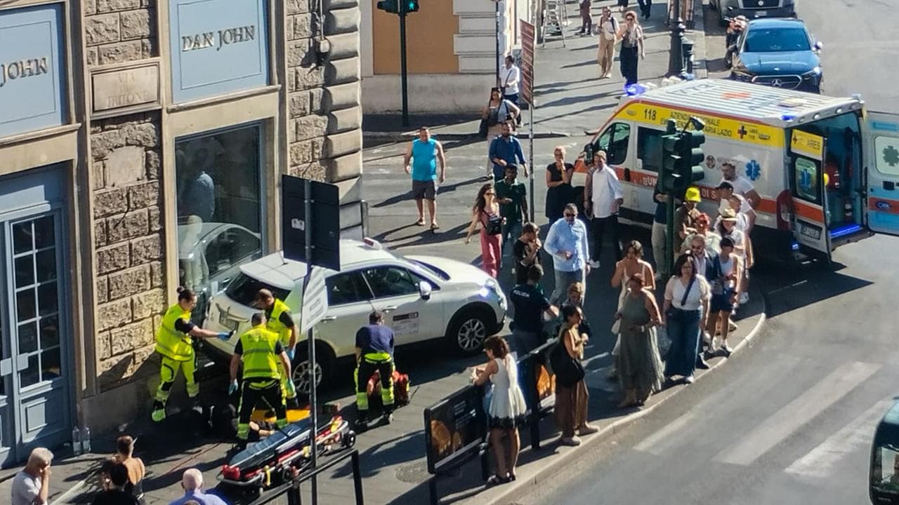 Taxi senza controllo investe una donna in piazza Barberini: è grave