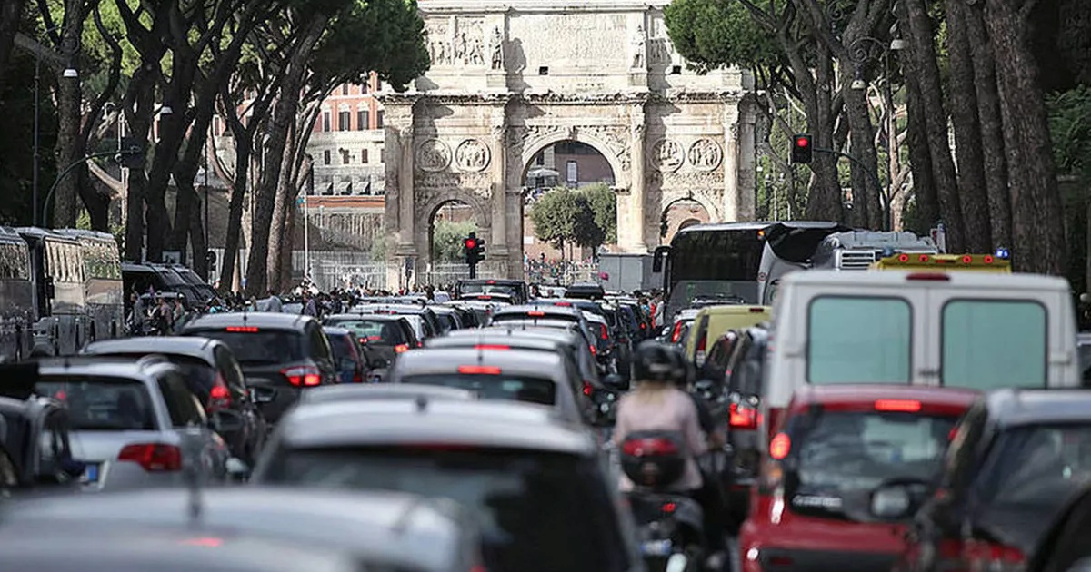 Troppe auto nel centro di Roma, arriva la stretta anche per le elettriche