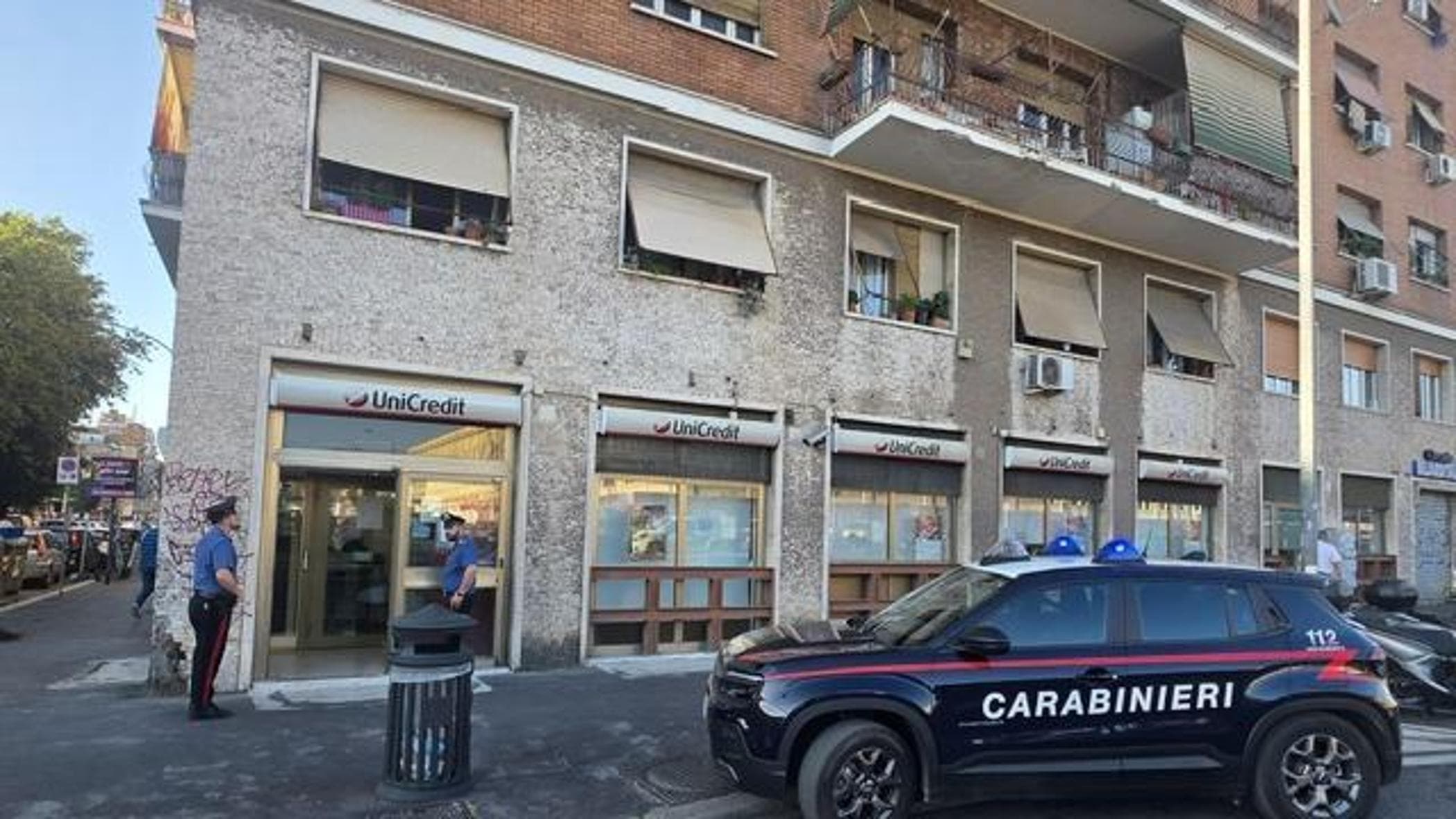 Roma, la banda degli imbianchini rapina l’Unicredit di via Ostiense