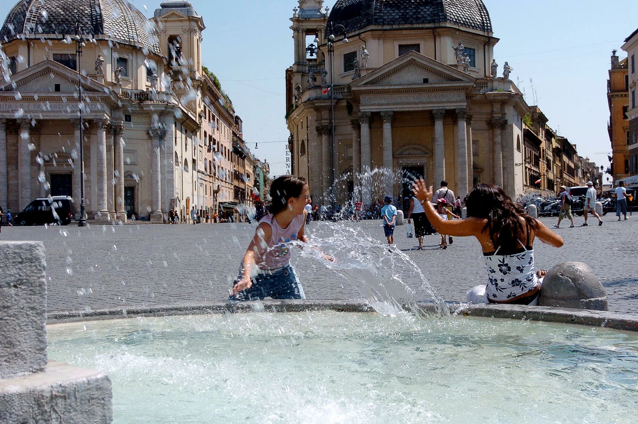 Termometro record a Roma, i Fori e il Colosseo sotto la cappa di calore