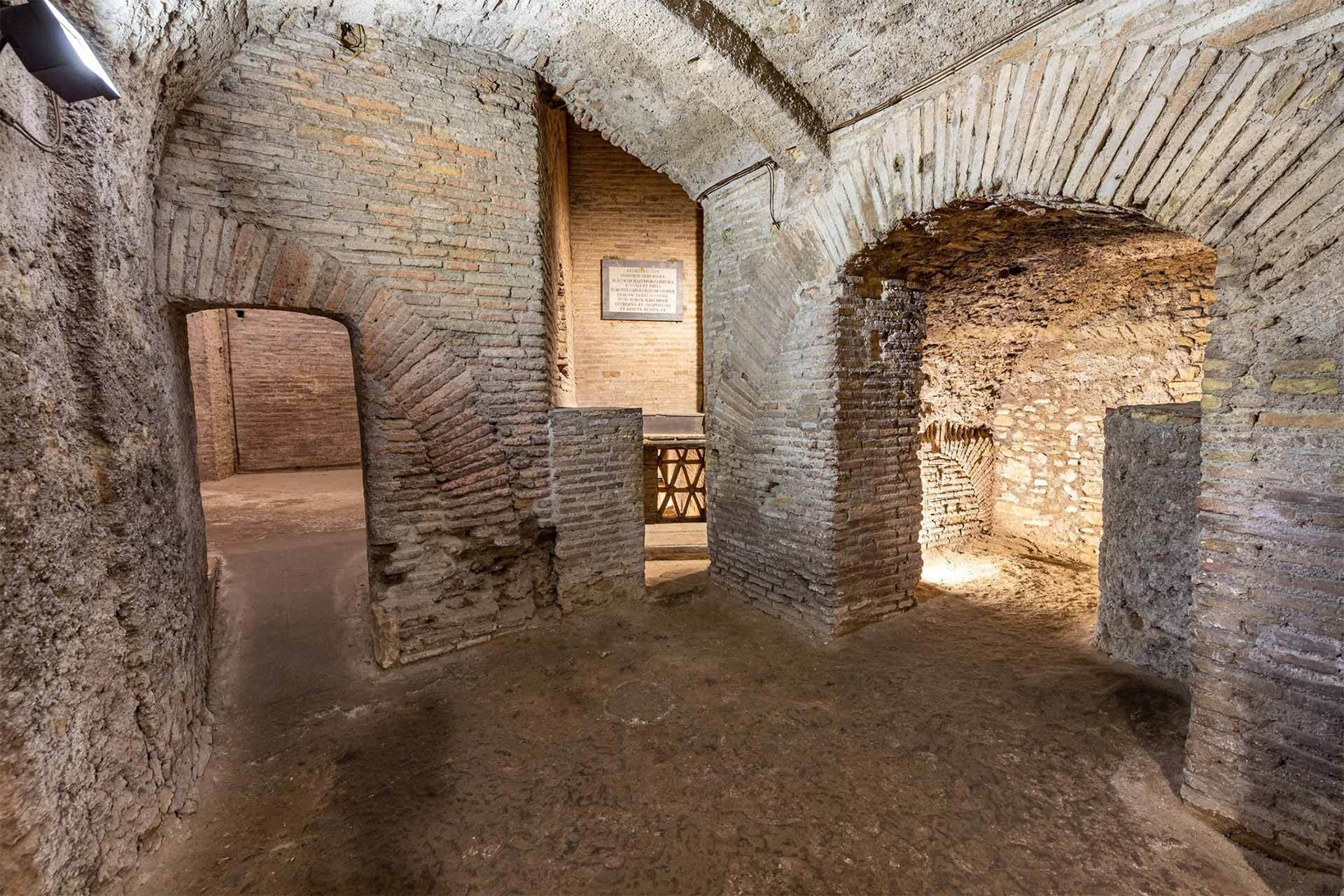 Sacerdote americano ruba un frammento da una domus del Celio: denunciato