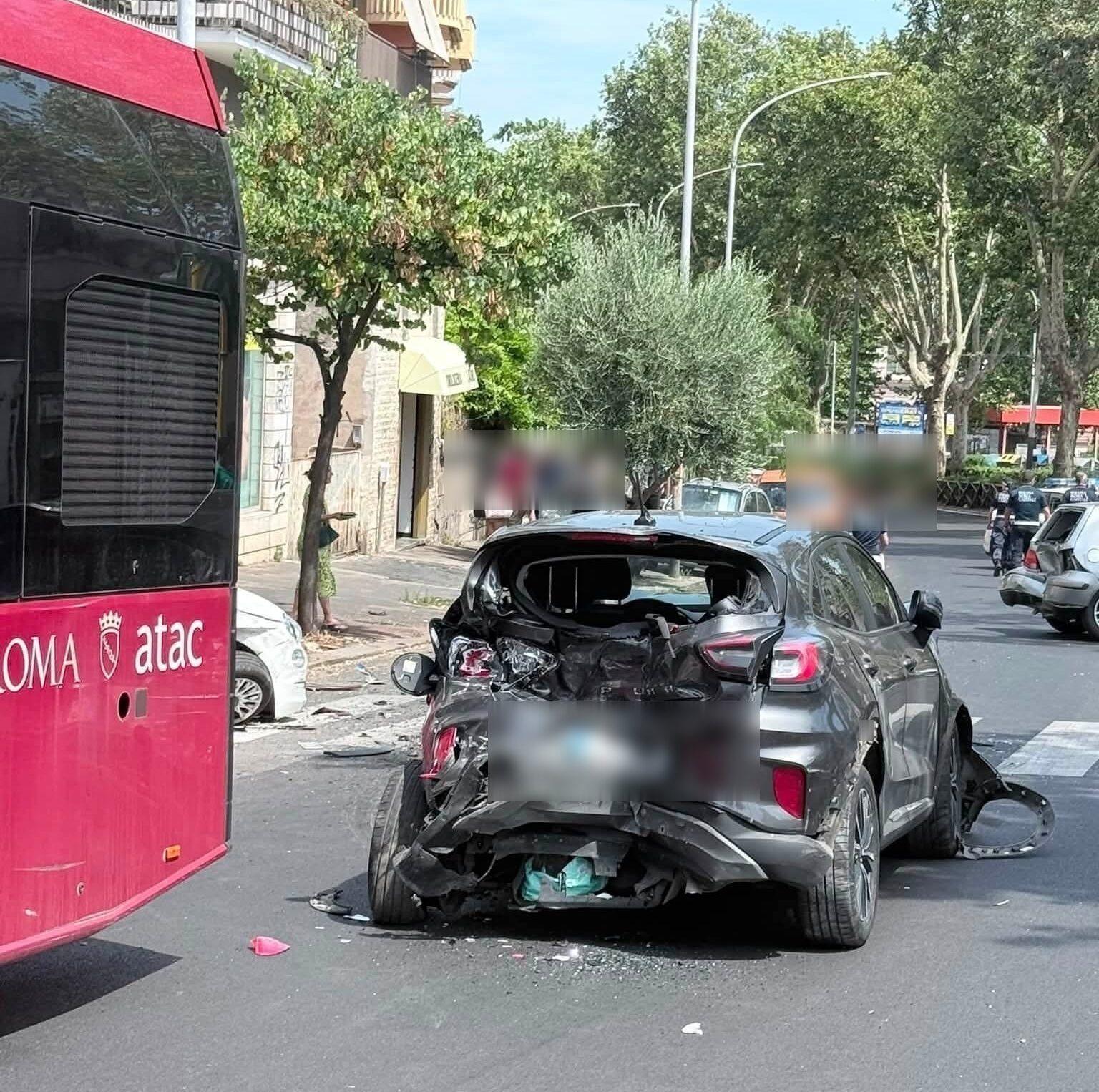 Incidente con un bus Atac a Monteverde: autista perde controllo per un malore