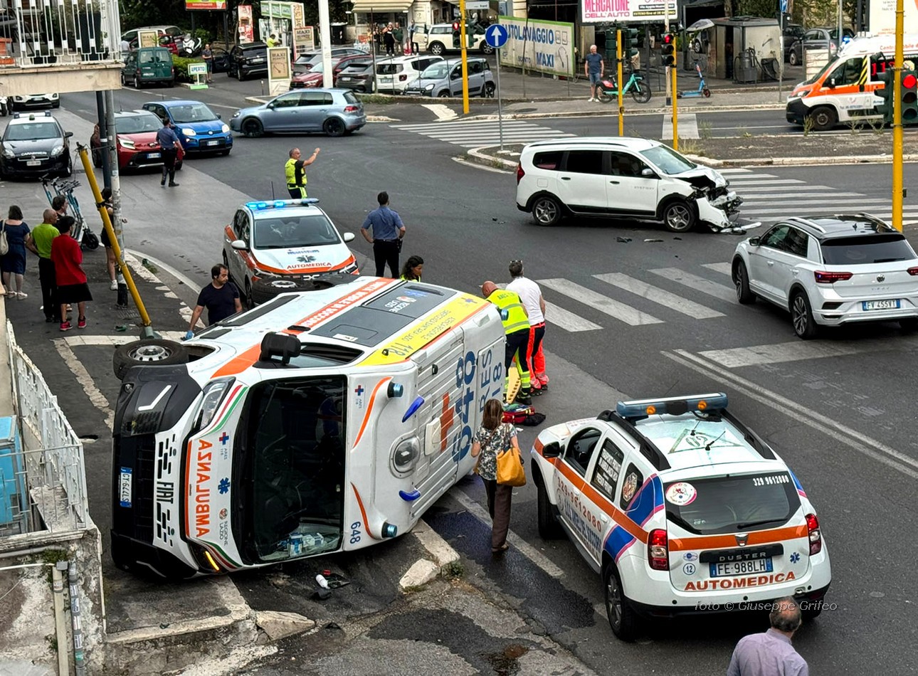 Incidente sulla Nomentana, ambulanza si ribalta dopo uno scontro: 4 feriti