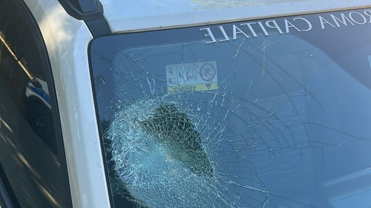 Roma, lanciava sassi contro le auto in transito per gioco: arrestato 29enne