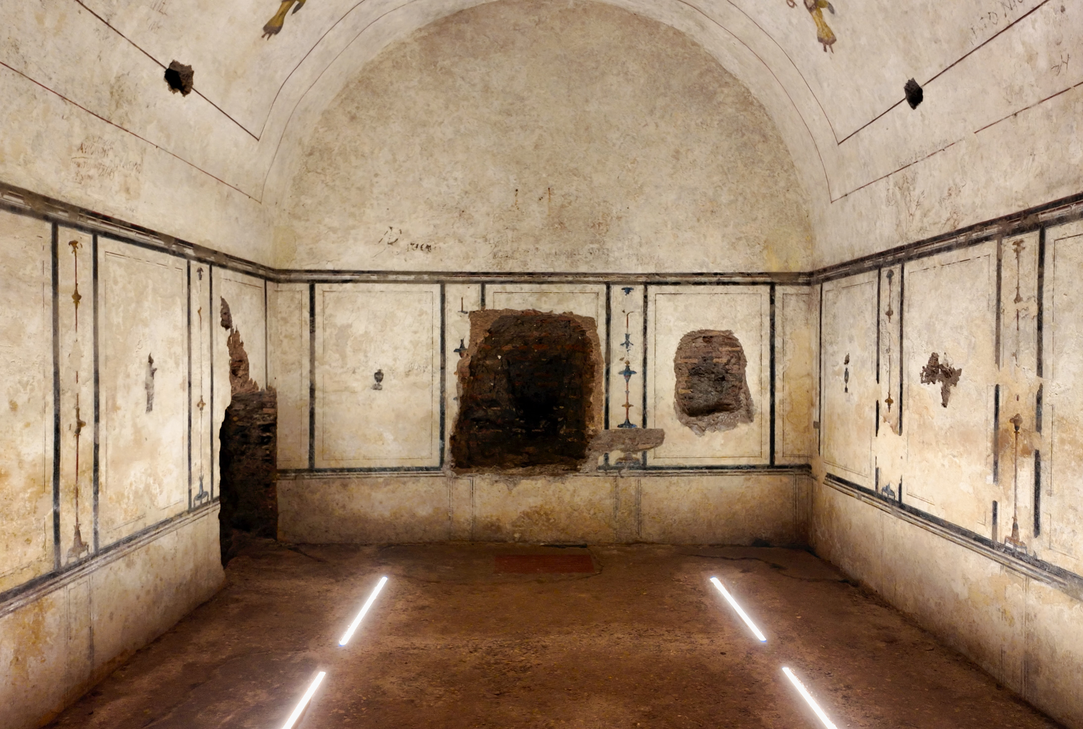 La Piramide Cestia Riapre tra Arte, Luce e Storia: Il Risveglio del Mausoleo Egizio di Roma