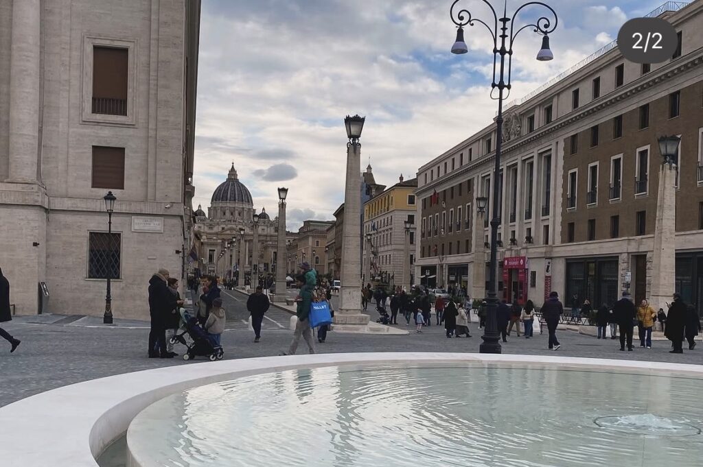 Acqua verde fontana Piazza Pia roma