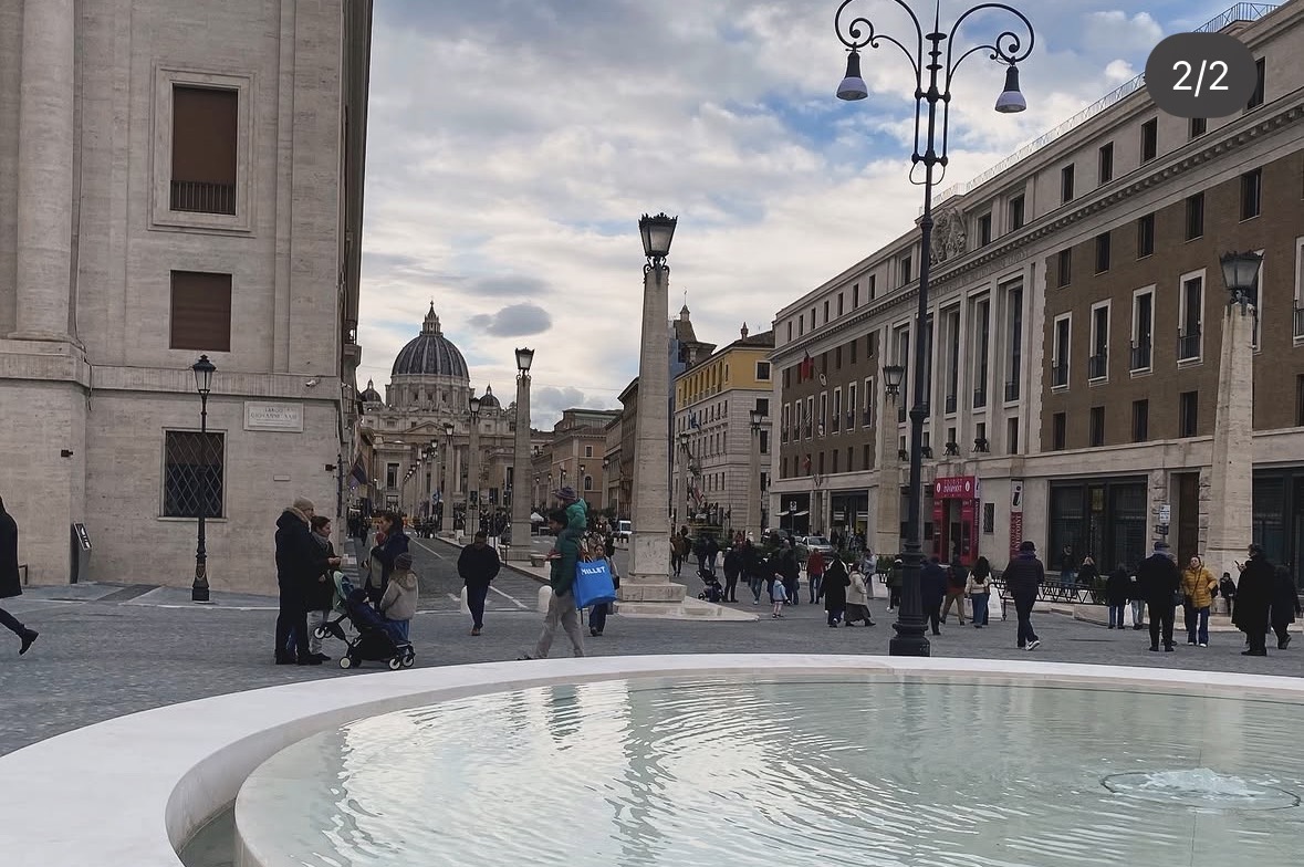 Quando il Caldo Record Assale i Monumenti: L’Acqua Verde a Piazza Pia e la Crisi delle Fontane Italiane