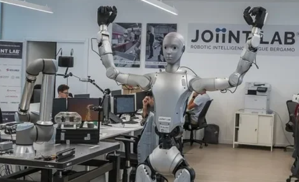 In Italia arriva Argo, il robot umanoide che rivoluzionerà le aziende. Viscardi: “Abbiamo comprato un robot cinese e lo abbiamo smontato”. Ecco di cosa si tratta