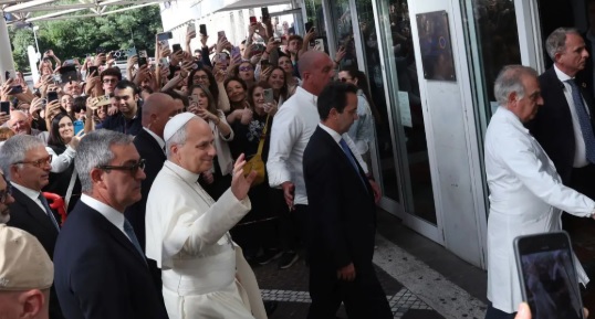 Papa Leone XIV è arrivato al Gemelli: oggi l’asportazione del nodulo al polmone – Grandi applausi al suo ingresso