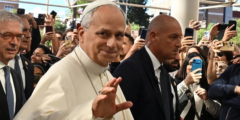 Papa Leone ha un tumore maligno – Operazione di 3 ore, il sostegno dei fedeli: “Vinci questa battaglia”