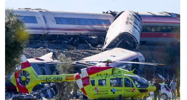 Disastro e strage ferroviaria in Spagna – Incidente tra due treni: “Almeno 64 morti e più di 80 feriti”: vagoni precipitati, coinvolti 5 italiani